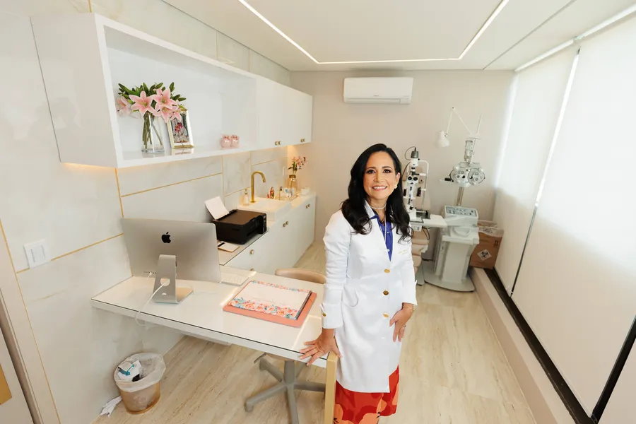 Dra. Adriana Falcão V. Lyra em seu consultório na Care Oftalmologia